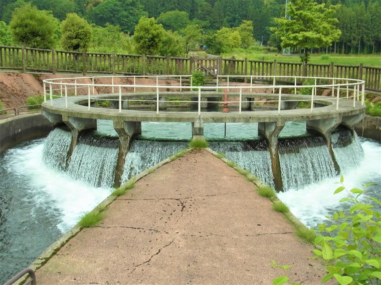 釈泉寺円筒分水槽｜霊水名水｜観光スポット｜かみいち旅ネット